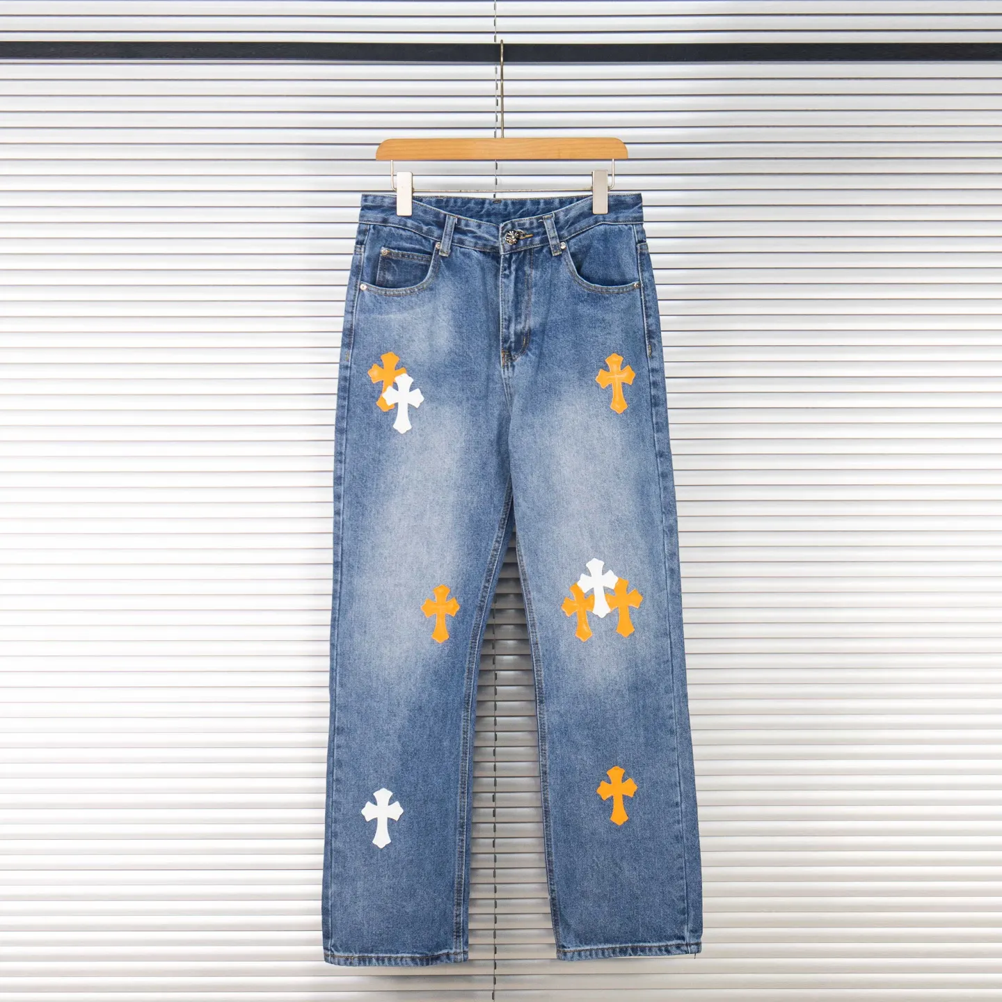 P260 Chrome Hearts light blue pants, Sanskrit yellow and white patchwork leather jeans. CH jeans need to be washed before being dismantled and then hand-stitched with sheepskin cross leather and then spliced ​​together. The whole piece has too many craftsmanship to explain. The patchwork is decorated with cross flowers, and the high-waisted washed jeans! ! Absolutely high-end luxury products, god-level single products and super popular products, made with top heavy industry, a must-see magic weapon. Customized hardware. The fabric is thick and soft after washing. It has good breathability. Customized small leather label. Unique design. The details are simple and elegant, and the workmanship is exquisite. The entire trousers are neatly routed and the details are in place! It’s so cool that both men and women can easily control the genderless trend! Style number: 1804# Color: blue Size: 28 30 32 34